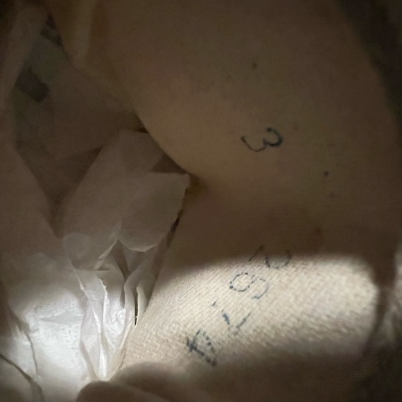 Vintage pair of baby shoes. 4 buttons and details along top of the shoe - Picture 10 of 12